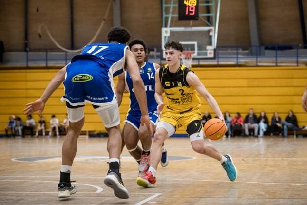 Lars Danziger Porsche BBA, 02 vs Noah Kamdem CATL Basketball Loewen Erfurt, 17 and Jeremie Fotso Sighom CATL Basketball Loewen Erfurt, 14 GER, Porsche BBA Ludwigsburg CATL Basketball Loewen Erfurt, 2 Barmer Basketball Bundesliga, ProB Sued, Saison 2025 2026, 23 11 2025 GER, Porsche BBA Ludwigsburg CATL Basketball Loewen Erfurt, 2 Barmer Basketball Bundesliga, ProB Sued, Saison 2025 2026, 23 11 2025 Ludwigsburg Copyright: xSandyxDinkelackerx EP_EER