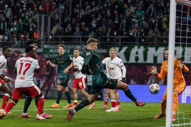 GER, Bundesliga, RB Leipzig SV Werder Bremen 23 11 2025, Red Bull Arena, Leipzig, GER, Bundesliga, RB Leipzig SV Werder Bremen Keke Maximilian Topp SV Werder Bremen 9 with the goal from offside Â nordphotoxGmbHxx xAlexanderxTrienitz nph00051