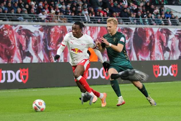 23 11 2025 Soccer Men 2025 2026 Bundesliga 11 Matchday RB Leipzig SV Werder Bremen Red Bull Arena Leipzig Yan Diomande Leipzig, white in a running duel with Marco Grüll Bremen, green Two pigeons fly through the picture Leipzig Saxony Germany