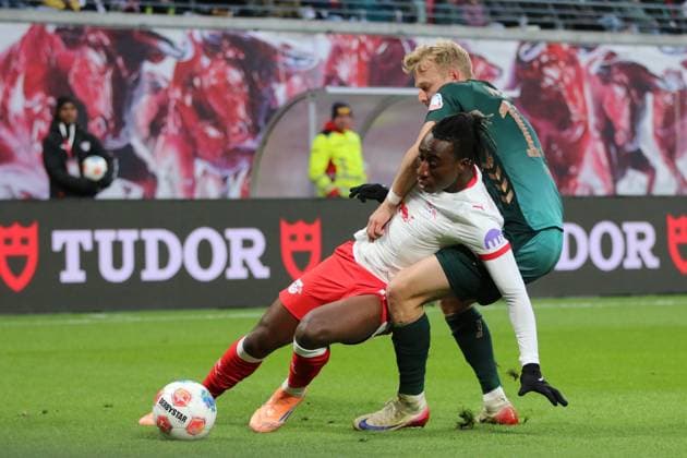 23 11 2025 Soccer Men 2025 2026 Bundesliga 11 Matchday RB Leipzig SV Werder Bremen Red Bull Arena Leipzig Yan Diomande Leipzig, white in duel with Marco Grüll Bremen, green Leipzig Saxony Germany