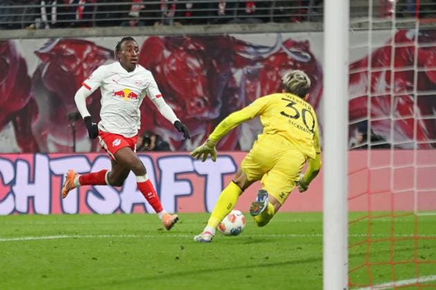 1 Soccer Bundesliga RB Leipzig vs Werder Bremen, 23 11 2025 LEIPZIG, GERMANY NOVEMBER 23 Yan Diomande 49, RB Leipzig in front of goalkeeper Mio Backhaus 30, Werder Bremen during the Bundesliga match between RB Leipzig vs Werder Bremen at Red Bull Arena on matchday 11 of Bundesliga 1 on November 23, 2025 in Leipzig, Germany DFL REGULATIONS PROHIBIT ANY USE OF PHOTOGRAPHS AS IMAGE SEQUENCES AND OR QUASI VIDEO Copyright: xBEAUTIFULxSPORTS JanxKaeferx