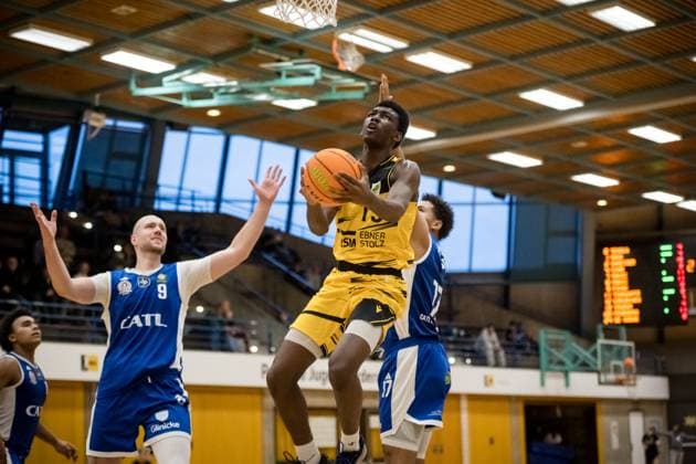 Kenan Youdom Porsche BBA, 13 moves to the basket with the cue ball, left Paul Albrecht CATL Basketball Loewen Erfurt, 09 has the ball GER, Porsche BBA Ludwigsburg CATL Basketball Loewen Erfurt, 2 Barmer Basketball Bundesliga, ProB Sued, Saison 2025 2026, 23 11 2025 GER, Porsche BBA Ludwigsburg CATL Basketball Loewen Erfurt, 2 Barmer Basketball Bundesliga, ProB Sued, Saison 2025 2026, 23 11 2025 Ludwigsburg Copyright: xSandyxDinkelackerx EP_EER