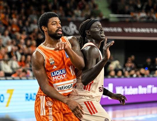 GER, BBL, ratiopharm Ulm vs FC Bayern Munich 23 11 2025, ratiopharm arena, Neu Ulm, GER, BBL, ratiopharm Ulm vs FC Bayern Munich, pictured Malik Osborne Ulm, 10 , Wenyen Gabriel Muenchen, 32 nordphotoxGmbHx xHafner nph00200
