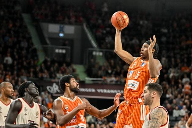 GER, BBL, ratiopharm Ulm vs FC Bayern Munich 23 11 2025, ratiopharm arena, Neu Ulm, GER, BBL, ratiopharm Ulm vs FC Bayern Munich, pictured Wenyen Gabriel Muenchen, 32 , Malik Osborne Ulm, 10 , Mohamed Diakite Ulm, 5 nordphotoxGmbHx xHafner nph00200