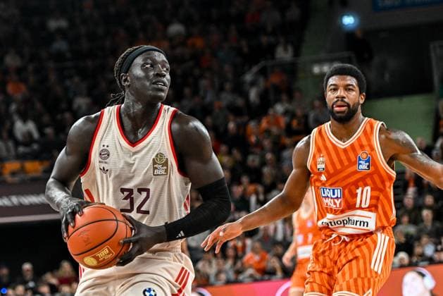 GER, BBL, ratiopharm Ulm vs FC Bayern Munich 23 11 2025, ratiopharm arena, Neu Ulm, GER, BBL, ratiopharm Ulm vs FC Bayern Munich, pictured Wenyen Gabriel Muenchen, 32 , Malik Osborne Ulm, 10 nordphotoxGmbHx xHafner nph00200
