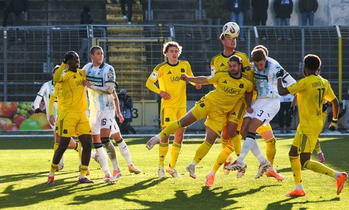 Robin Bormuth 32 1 FC Saarbruecken with a header in front of Siemen Voet 3 TSV 1860 Muenchen , TSV 1860 Muenchen vs 1 FC Saarbruecken, Fußball, Dritte Liga, DFL, Saison 2025 2026, Hinrunde, 15 Spieltag, 23 11 2025 DFB regulations prohibit any use of photographs as image sequences and or quasi video Muenchen Bayern Deutschland Copyright: xkolbert-press MartinxAgüerax