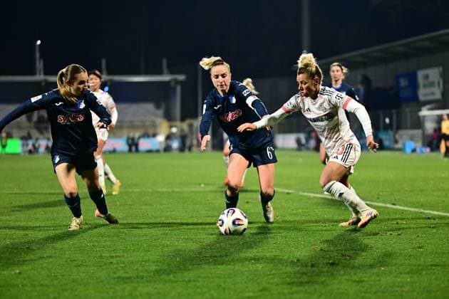 Vanessa Diehm 6 TSG Hoffenheim women with the ball, while Linda Dallmann 10 FC Bayern Munich defends ball control and tackling Copyright: xspeedshotx