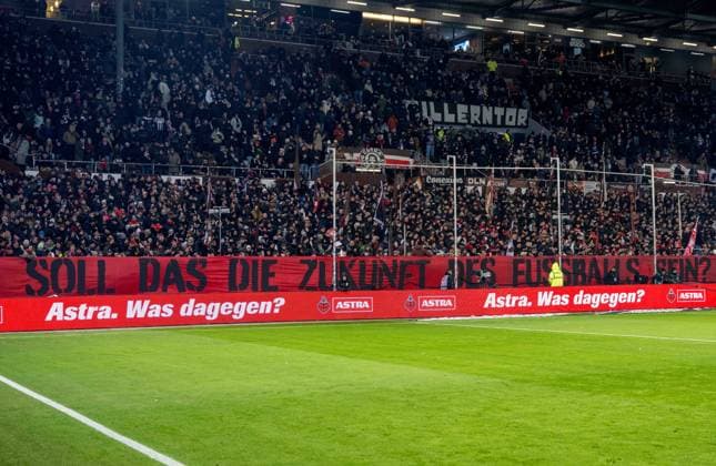 Football, Men, Season 2025 2026, 1 Bundesliga 11 Matchday , FC St Pauli 1 FC Union Berlin, the active fan scenes are silent for the first 12 minutes in protest against possible security measures that could be decided at the upcoming conference of interior ministers Is this the future of soccer , 23 11 2025, Copyright: xMatthiasxKochx