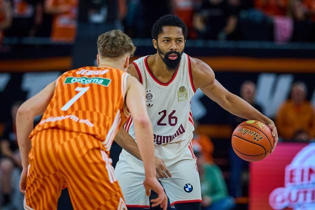 duel, duel between Spencer Dinwiddie FC Bayern, 26 and Tobias Jensen ratiopharm ulm, 07 GER, ratiopharm ulm vs FC Bayern, Basketball, Matchday 8, EasyCredit Bundesliga, Season 2025 2026, 23 11 2025 GER, ratiopharm ulm vs FC Bayern, Basketball, Matchday 8, EasyCredit Bundesliga, Season 2025 2026, 23 11 2025 New Ulm Copyright: xEibner-Pressefoto GeraldxOelze-dexStoppanyx EP_ODS