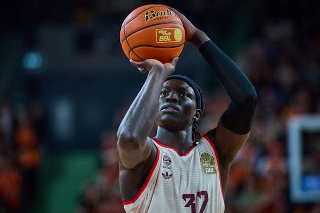 Portrait, Portraet, free throw by Wenyen Gabriel FC Bayern, 32 at free throw GER, ratiopharm ulm vs FC Bayern, Basketball, Matchday 8, EasyCredit Bundesliga, Season 2025 2026, 23 11 2025 GER, ratiopharm ulm vs FC Bayern, Basketball, Matchday 8, EasyCredit Bundesliga, Season 2025 2026, 23 11 2025 New Ulm Copyright: xEibner-Pressefoto GeraldxOelze-dexStoppanyx EP_ODS