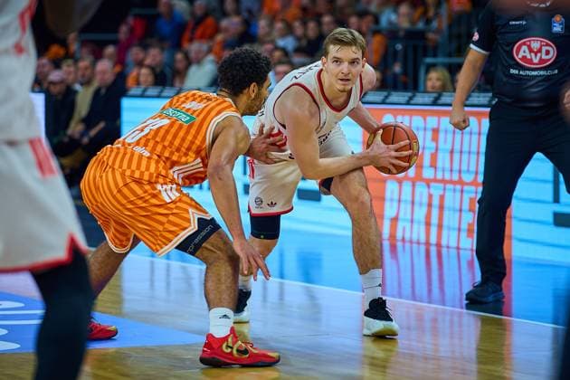duel, duel between Justus Hollatz FC Bayern, 21 and Mark Smith ratiopharm ulm, 13 GER, ratiopharm ulm vs FC Bayern, Basketball, Matchday 8, EasyCredit Bundesliga, Season 2025 2026, 23 11 2025 GER, ratiopharm ulm vs FC Bayern, Basketball, Matchday 8, EasyCredit Bundesliga, Season 2025 2026, 23 11 2025 New Ulm Copyright: xEibner-Pressefoto GeraldxOelze-dexStoppanyx EP_ODS