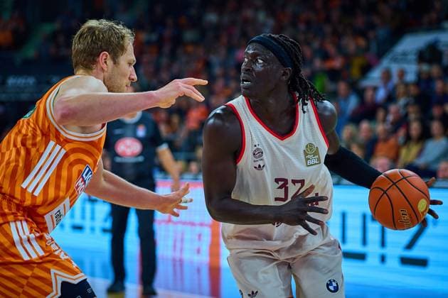 duel, duel between Wenyen Gabriel FC Bayern, 32 and Christian Sengfelder ratiopharm ulm, 43 GER, ratiopharm ulm vs FC Bayern, Basketball, Matchday 8, EasyCredit Bundesliga, Season 2025 2026, 23 11 2025 GER, ratiopharm ulm vs FC Bayern, Basketball, Matchday 8, EasyCredit Bundesliga, Season 2025 2026, 23 11 2025 New Ulm Copyright: xEibner-Pressefoto GeraldxOelze-dexStoppanyx EP_ODS
