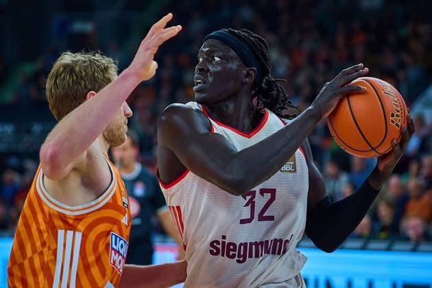 duel, duel between Wenyen Gabriel FC Bayern, 32 and Christian Sengfelder ratiopharm ulm, 43 GER, ratiopharm ulm vs FC Bayern, Basketball, Matchday 8, EasyCredit Bundesliga, Season 2025 2026, 23 11 2025 GER, ratiopharm ulm vs FC Bayern, Basketball, Matchday 8, EasyCredit Bundesliga, Season 2025 2026, 23 11 2025 New Ulm Copyright: xEibner-Pressefoto GeraldxOelze-dexStoppanyx EP_ODS