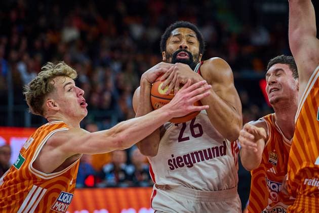 Fight, duel between Tobias Jensen ratiopharm ulm, 07 , Spencer Dinwiddie FC Bayern, 26 and Diego Garavaglia ratiopharm ulm, 23 GER, ratiopharm ulm vs FC Bayern, Basketball, Matchday 8, EasyCredit Bundesliga, Season 2025 2026, 23 11 2025 GER, ratiopharm ulm vs FC Bayern, Basketball, Matchday 8, EasyCredit Bundesliga, Season 2025 2026, 23 11 2025 New Ulm Copyright: xEibner-Pressefoto GeraldxOelze-dexStoppanyx EP_ODS