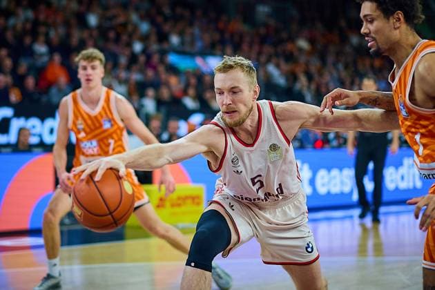 Nils Giffey FC Bayern, 05 saves the ball against Len Schoormann ratiopharm ulm, 01 GER, ratiopharm ulm vs FC Bayern, Basketball, Matchday 8, EasyCredit Bundesliga, Season 2025 2026, 23 11 2025 GER, ratiopharm ulm vs FC Bayern, Basketball, Matchday 8, EasyCredit Bundesliga, Season 2025 2026, 23 11 2025 New Ulm Copyright: xEibner-Pressefoto GeraldxOelze-dexStoppanyx EP_ODS