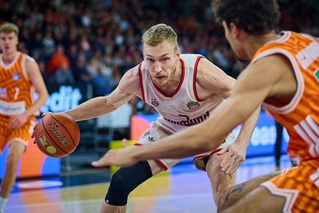 duel, duel between Nils Giffey FC Bayern, 05 and Len Schoormann ratiopharm ulm, 01 GER, ratiopharm ulm vs FC Bayern, Basketball, Matchday 8, EasyCredit Bundesliga, Season 2025 2026, 23 11 2025 GER, ratiopharm ulm vs FC Bayern, Basketball, Matchday 8, EasyCredit Bundesliga, Season 2025 2026, 23 11 2025 New Ulm Copyright: xEibner-Pressefoto GeraldxOelze-dexStoppanyx EP_ODS