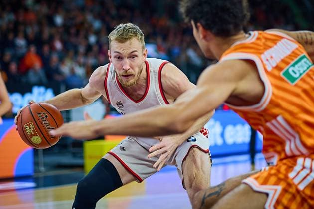 duel, duel between Nils Giffey FC Bayern, 05 and Len Schoormann ratiopharm ulm, 01 GER, ratiopharm ulm vs FC Bayern, Basketball, Matchday 8, EasyCredit Bundesliga, Season 2025 2026, 23 11 2025 GER, ratiopharm ulm vs FC Bayern, Basketball, Matchday 8, EasyCredit Bundesliga, Season 2025 2026, 23 11 2025 New Ulm Copyright: xEibner-Pressefoto GeraldxOelze-dexStoppanyx EP_ODS