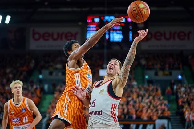 duel, duel between Malik Osborne ratiopharm ulm, 10 and Stefan Jovic FC Bayern, 16 GER, ratiopharm ulm vs FC Bayern, Basketball, Matchday 8, EasyCredit Bundesliga, Season 2025 2026, 23 11 2025 GER, ratiopharm ulm vs FC Bayern, Basketball, Matchday 8, EasyCredit Bundesliga, Season 2025 2026, 23 11 2025 New Ulm Copyright: xEibner-Pressefoto GeraldxOelze-dexStoppanyx EP_ODS