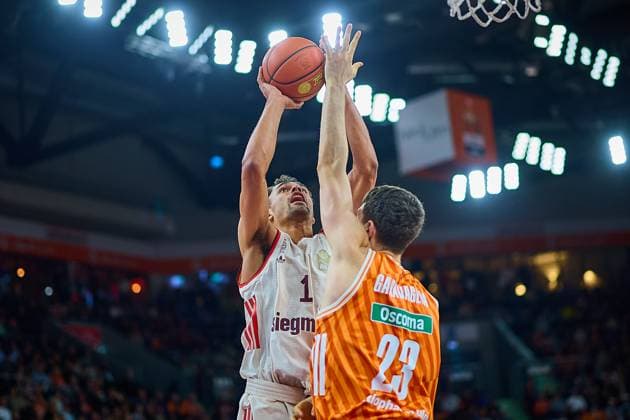 duel, duel under the basket between Oscar da Silva FC Bayern, 01 and Diego Garavaglia ratiopharm ulm, 23 GER, ratiopharm ulm vs FC Bayern, Basketball, Matchday 8, EasyCredit Bundesliga, Season 2025 2026, 23 11 2025 GER, ratiopharm ulm vs FC Bayern, Basketball, Matchday 8, EasyCredit Bundesliga, Season 2025 2026, 23 11 2025 Neu Ulm Copyright: xEibner-Pressefoto GeraldxOelze-dexStoppanyx EP_ODS