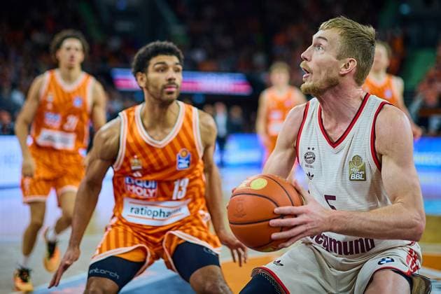 duel, duel between Nils Giffey FC Bayern, 05 and Mark Smith ratiopharm ulm, 13 GER, ratiopharm ulm vs FC Bayern, Basketball, Matchday 8, EasyCredit Bundesliga, Season 2025 2026, 23 11 2025 GER, ratiopharm ulm vs FC Bayern, Basketball, Matchday 8, EasyCredit Bundesliga, Season 2025 2026, 23 11 2025 New Ulm Copyright: xEibner-Pressefoto GeraldxOelze-dexStoppanyx EP_ODS