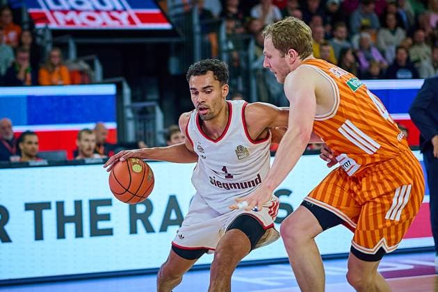 duel, duel between Oscar da Silva FC Bayern, 01 and Christian Sengfelder ratiopharm ulm, 43 GER, ratiopharm ulm vs FC Bayern, Basketball, Matchday 8, EasyCredit Bundesliga, Season 2025 2026, 23 11 2025 GER, ratiopharm ulm vs FC Bayern, Basketball, Matchday 8, EasyCredit Bundesliga, Season 2025 2026, 23 11 2025 New Ulm Copyright: xEibner-Pressefoto GeraldxOelze-dexStoppanyx EP_ODS
