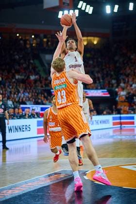 Basket shot Oscar da Silva FC Bayern, 01 against Christian Sengfelder ratiopharm ulm, 43 GER, ratiopharm ulm vs FC Bayern, Basketball, Matchday 8, EasyCredit Bundesliga, Season 2025 2026, 23 11 2025 GER, ratiopharm ulm vs FC Bayern, Basketball, Matchday 8, EasyCredit Bundesliga, Season 2025 2026, 23 11 2025 New Ulm Copyright: xEibner-Pressefoto GeraldxOelze-dexStoppanyx EP_ODS
