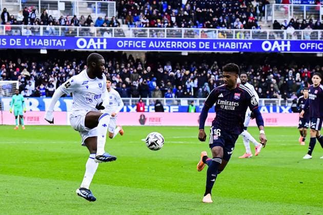 FOOTBALL : AJ Auxerre vs OL - Ligue 1 McDonalds - JournÃ e 13 - 23 11 2025 Lassine Sinayoko (AJ Auxerre) Abner (OL) AuxerreFrance  Copyright: xBaptistexAutissierx
