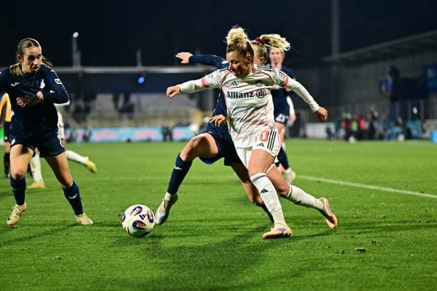 Linda Dallmann 10 FC Bayern Munich in a duel with Napsugar Sinka 8 TSG Hoffenheim Women for the ball Duel for possession of the ball Copyright: xspeedshotx