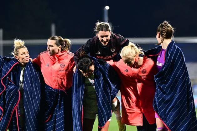 Barbara Dunst 28 FC Bayern Munich , Linda Dallmann 10 FC Bayern Munich and Vanessa Gilles 2 FC Bayern Munich celebrate together with teammates Players celebrate together Copyright: xspeedshotx