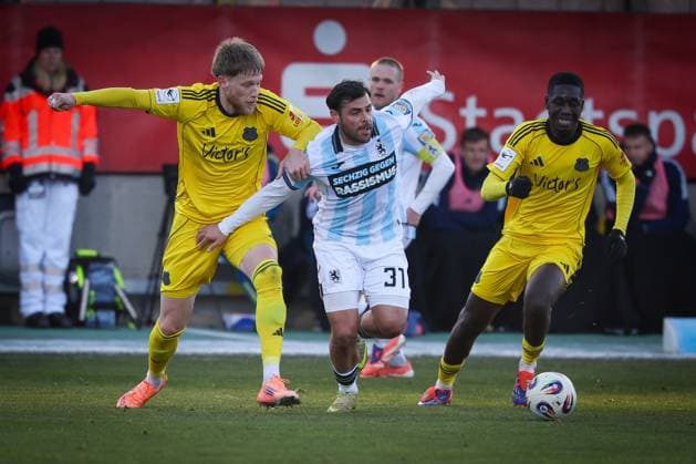 Kevin Volland 31 TSV 1860 Muenchen in duel with Joel Bichsel 27 1 FC Saarbruecken , left, and Elijah Krahn 5 1 FC Saarbruecken , TSV 1860 Muenchen vs 1 FC Saarbruecken, Soccer, Third League, DFL, Season 2025 2026, First round, Matchday 15, 23 11 2025 DFB regulations prohibit any use of photographs as image sequences and or quasi video Muenchen Bayern Germany Copyright: xkolbert-press MartinxAgüerax