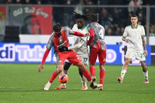 November 23, 2025, Cremona, Italy: AS Roma Emmanuel Kone vies for the ball with Cremonese Franco Vazquez during the Italian Serie A soccer match between Us Cremonese and AS Roma at the Giovanni Zini stadium in Cremona, Italy, 23 November 2025. ANSA Gianluca Ricci Serie A; Cremonese Vs Roma  - ZUMAa110 20251123_zaf_a110_034 Copyright: xRiccixGianlucax