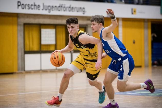 Lars Danziger Porsche BBA, 02 vs Luca Foerster CATL Basketball Loewen Erfurt, 05 GER, Porsche BBA Ludwigsburg CATL Basketball Loewen Erfurt, 2 Barmer Basketball Bundesliga, ProB Sued, Saison 2025 2026, 23 11 2025 GER, Porsche BBA Ludwigsburg CATL Basketball Loewen Erfurt, 2 Barmer Basketball Bundesliga, ProB Sued, Saison 2025 2026, 23 11 2025 Ludwigsburg Copyright: xSandyxDinkelackerx EP_EER