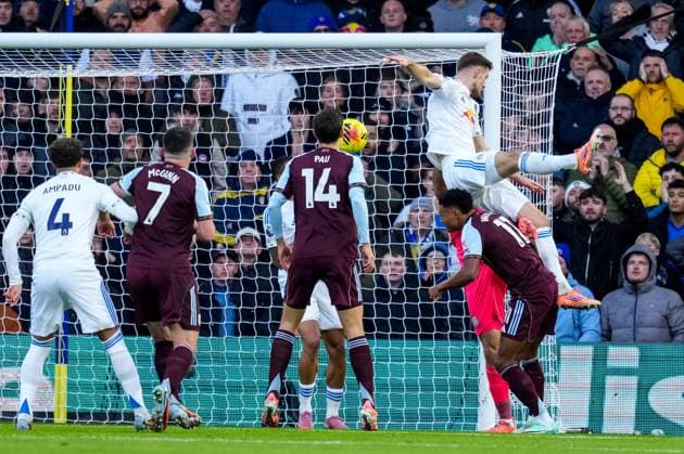 LEEDS, ENGLAND - NOVEMBER 23: Anton Stach of Leeds United scores his team s first goal past Aston Villa goalkeeper Emiliano Martinez during the Premier League match between Leeds United and Aston Villa at Elland Road on November 23, 2025 in Leeds, England. (Photo by Rene Nijhuis) SPO  Copyright: xRenexNijhuis