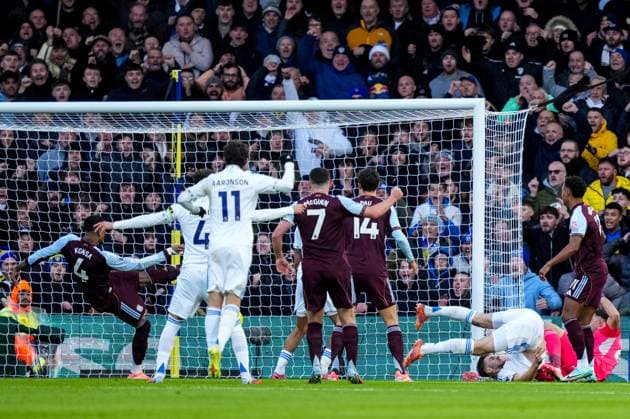 LEEDS, ENGLAND - NOVEMBER 23: Anton Stach of Leeds United scores his team s first goal past Aston Villa goalkeeper Emiliano Martinez during the Premier League match between Leeds United and Aston Villa at Elland Road on November 23, 2025 in Leeds, England. (Photo by Rene Nijhuis) SPO  Copyright: xRenexNijhuis