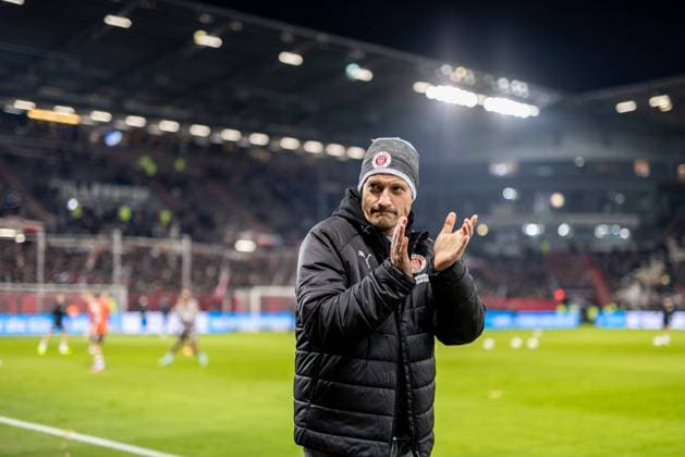 Hamburg, November 23, 2025 Soccer, 1 Bundesliga 2025 26, FC St Pauli 1 FC Union Berlin Alexander Blessin FC St Pauli, Coach DFL REGULATIONS PROHIBIT ANY USE OF PHOTOGRAPHS AS IMAGE SEQUENCES AND OR QUASI VIDEO