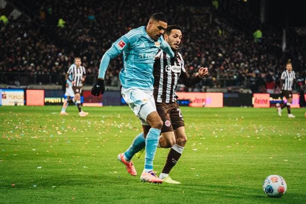 1 Bundesliga FC St Pauli vs 1 FC Union Berlin, 23 11 2025 Danilho Doekhi 1 FC Union Berlin, 5 vs Erik Ahlstrand FC St Pauli, 20 Soccer, 1 Bundesliga, 11 Matchday FC St Pauli vs 1 FC Union Berlin on 23 11 2025 at Millerntor Stadion, Hamburg DFL REGULATIONS PROHIBIT ANY USE OF PHOTOGRAPHS AS IMAGE SEQUENCES AND OR QUASI VIDEO Copyright: xBEAUTIFULxSPORTS Tonhäuserx