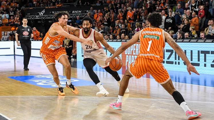 GER, BBL, ratiopharm Ulm vs FC Bayern Munich 23 11 2025, ratiopharm arena, Neu Ulm, GER, BBL, ratiopharm Ulm vs FC Bayern Munich, pictured Alec Anigbata Ulm, 21 , energetic effort by Spencer Dinwiddie Muenchen, 26 , Len Schoormann Ulm, 1 nordphotoxGmbHx xHafner nph00200