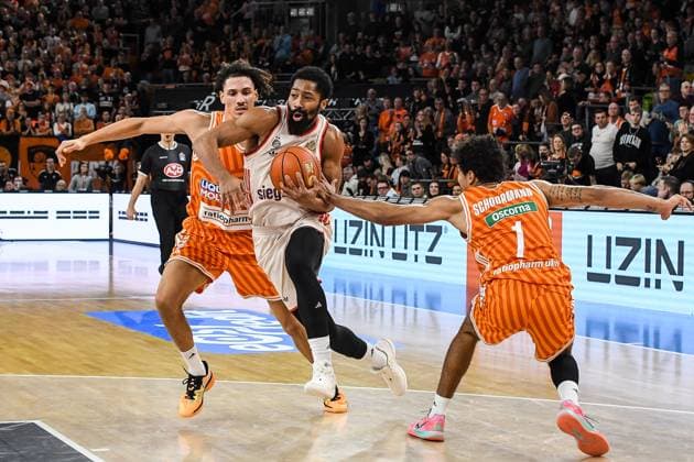 GER, BBL, ratiopharm Ulm vs FC Bayern Munich 23 11 2025, ratiopharm arena, Neu Ulm, GER, BBL, ratiopharm Ulm vs FC Bayern Munich, pictured Alec Anigbata Ulm, 21 , energetic effort by Spencer Dinwiddie Muenchen, 26 , Len Schoormann Ulm, 1 nordphotoxGmbHx xHafner nph00200
