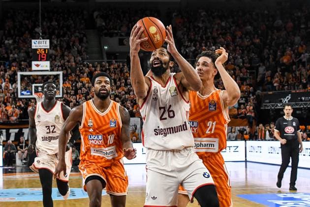 GER, BBL, ratiopharm Ulm vs FC Bayern Munich 23 11 2025, ratiopharm arena, Neu Ulm, GER, BBL, ratiopharm Ulm vs FC Bayern Munich, pictured Malik Osborne Ulm, 10 , Spencer Dinwiddie Muenchen, 26 , Alec Anigbata Ulm, 21 nordphotoxGmbHx xHafner nph00200