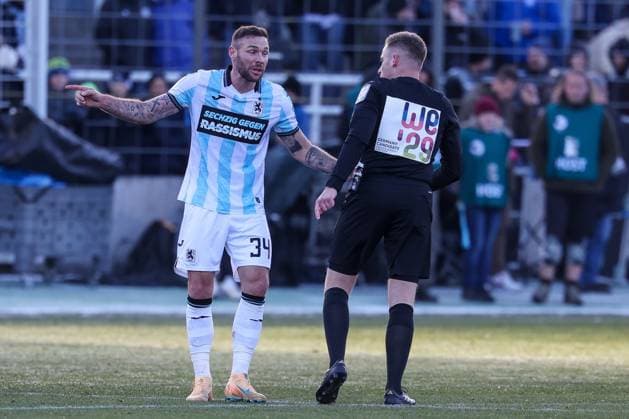 Patrick Hobsch 34 TSV 1860 Muenchen discusses a decision with referee Felix Weller, TSV 1860 Muenchen vs 1 FC Saarbruecken, Football, Dritte Liga, DFL, Saison 2025 2026, Hinrunde, 15 Spieltag, 23 11 2025 DFB regulations prohibit any use of photographs as image sequences and or quasi video Muenchen Bayern Germany Copyright: xkolbert-press MartinxAgüerax