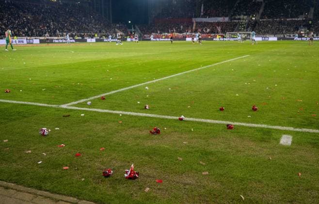Soccer, Men, Season 2025 2026, 1 Bundesliga 11 Matchday , FC St Pauli 1 FC Union Berlin, Paper balls and confetti on the pitch, 23 11 2025, Copyright: xMatthiasxKochx