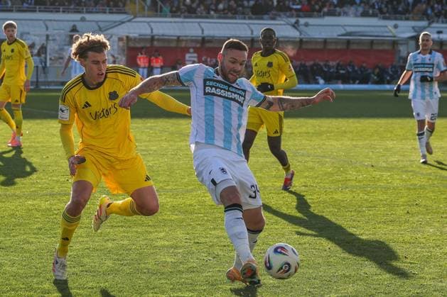 Patrick Hobsch 34 TSV 1860 Muenchen in action with Lasse Wilhelm 18 1 FC Saarbruecken , TSV 1860 Muenchen vs 1 FC Saarbruecken, Fußball, Dritte Liga, DFL, Saison 2025 2026, Hinrunde, 15 Spieltag, 23 11 2025 DFB regulations prohibit any use of photographs as image sequences and or quasi video Muenchen Bayern Deutschland Copyright: xkolbert-press MartinxAgüerax