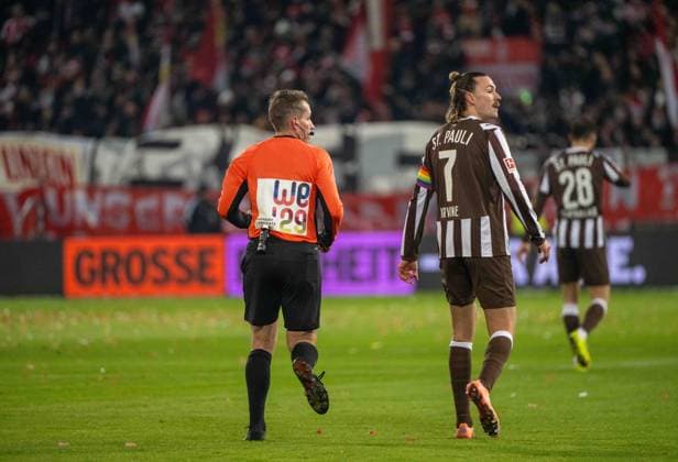 Soccer, Men, Season 2025 2026, 1 Bundesliga 11 Matchday , FC St Pauli 1 FC Union Berlin, f l Referee Tobias Stieler, Jackson Irvine St Pauli , Action matchday for bid for Womens European Championship 2029, 23 11 2025, Copyright: xMatthiasxKochx