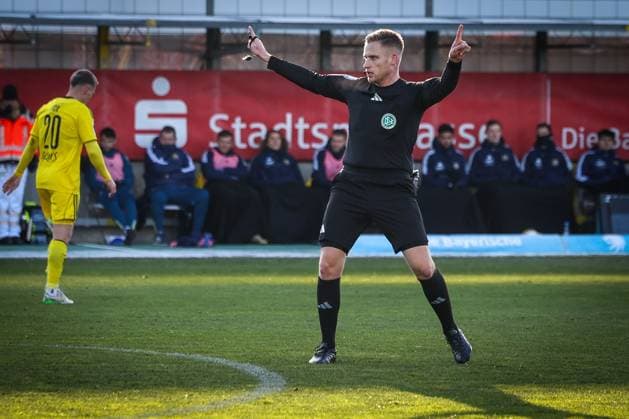 Referee Referee Felix Weller gestures, TSV 1860 Muenchen vs 1 FC Saarbruecken, Football, Third League, DFL, Season 2025 2026, First Round, Matchday 15, 23 11 2025 DFB regulations prohibit any use of photographs as image sequences and or quasi video Muenchen Bayern Germany Copyright: xkolbert-press MartinxAgüerax