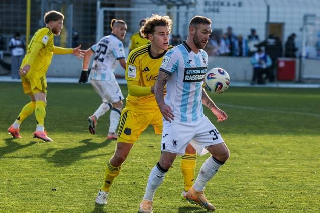 Patrick Hobsch 34 TSV 1860 Muenchen takes a ball in front of Lasse Wilhelm 18 1 FC Saarbruecken, TSV 1860 Muenchen vs 1 FC Saarbruecken, Football, Dritte Liga, DFL, Saison 2025 2026, Hinrunde, 15 Spieltag, 23 11 2025 DFB regulations prohibit any use of photographs as image sequences and or quasi video Muenchen Bayern Germany Copyright: xkolbert-press MartinxAgüerax