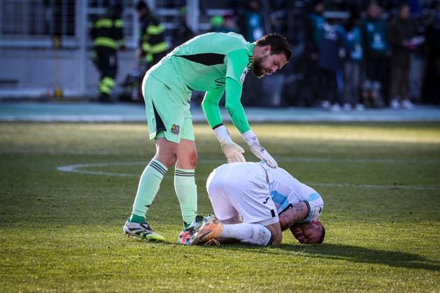 Phillip Menzel 13 1 FC Saarbruecken troestet Patrick Hobsch 34 TSV 1860 Muenchen , who lies on the ground in pain, TSV 1860 Muenchen vs 1 FC Saarbruecken, Football, Third League, DFL, Season 2025 2026, Hinrunde, 15 Matchday, 23 11 2025 DFB regulations prohibit any use of photographs as image sequences and or quasi video Muenchen Bayern Germany Copyright: xkolbert-press MartinxAgüerax