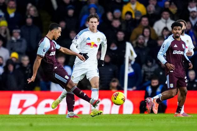 LEEDS, ENGLAND - NOVEMBER 23: Youri Tielemans of Aston Villa passes the ball during the Premier League match between Leeds United and Aston Villa at Elland Road on November 23, 2025 in Leeds, England. (Photo by Rene Nijhuis) SPO  Copyright: xRenexNijhuis