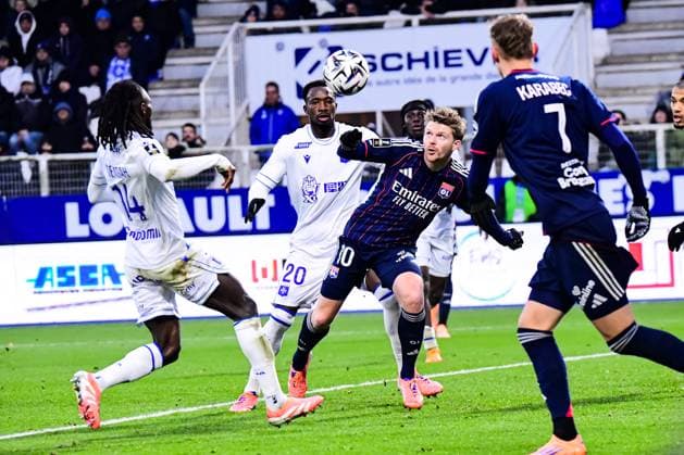 FOOTBALL : AJ Auxerre vs OL - Ligue 1 McDonalds - JournÃ e 13 - 23 11 2025 Pavel Sulc (OL) Sinaly DiomandÃ (AJ Auxerre) AuxerreFrance  Copyright: xBaptistexAutissierx
