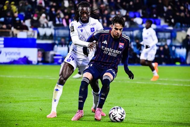 FOOTBALL : AJ Auxerre vs OL - Ligue 1 McDonalds - JournÃ e 13 - 23 11 2025 Afonso Moreira (OL) Gideon Mensah (AJ Auxerre) AuxerreFrance  Copyright: xBaptistexAutissierx