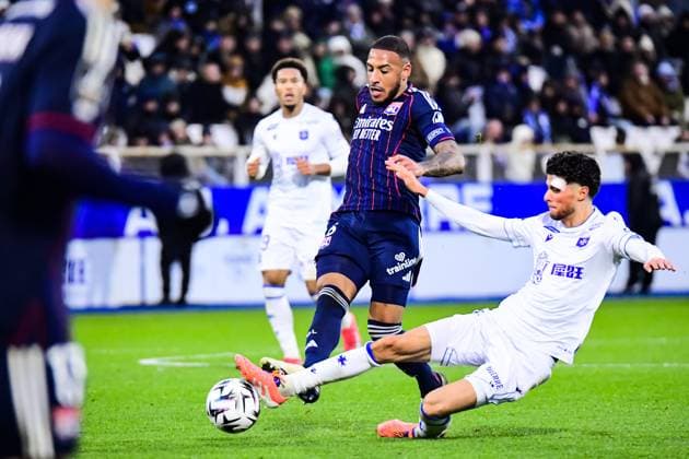 FOOTBALL : AJ Auxerre vs OL - Ligue 1 McDonalds - JournÃ e 13 - 23 11 2025 Corentin Tolisso (OL) Oussama El Azzouzi (AJ Auxerre) AuxerreFrance  Copyright: xBaptistexAutissierx